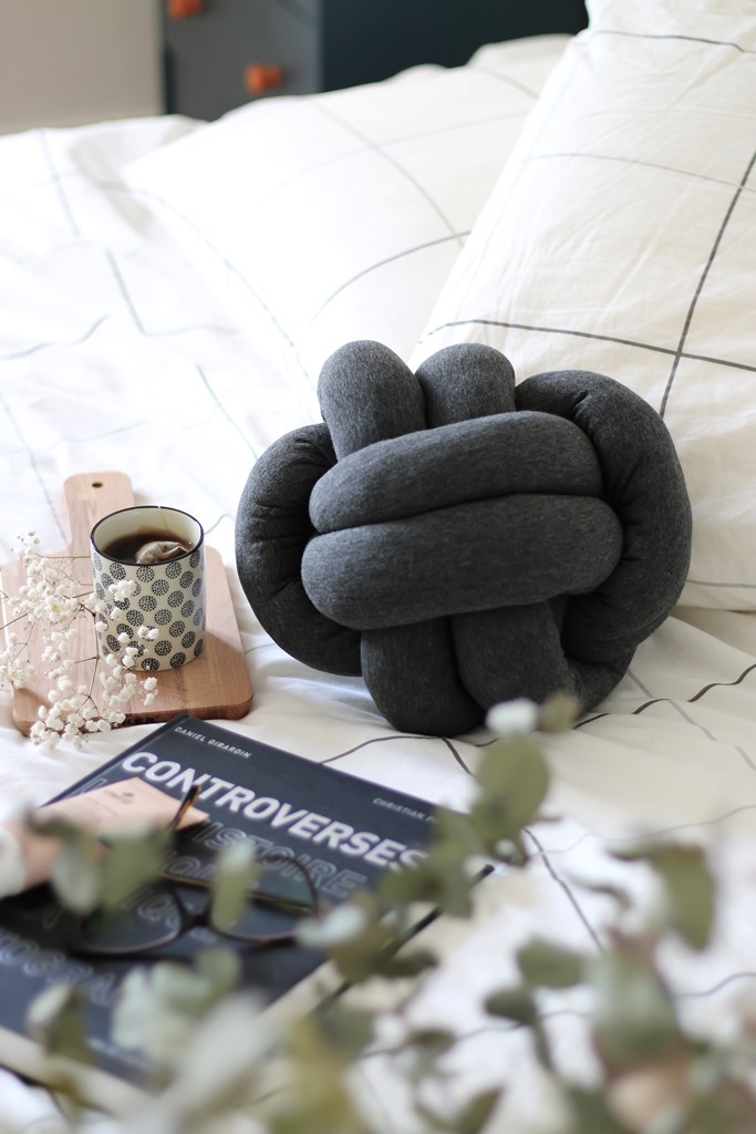 knot pillow diy