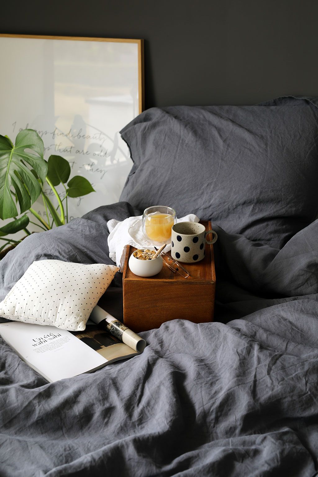 petit dejeuner au lit avec drap en lin