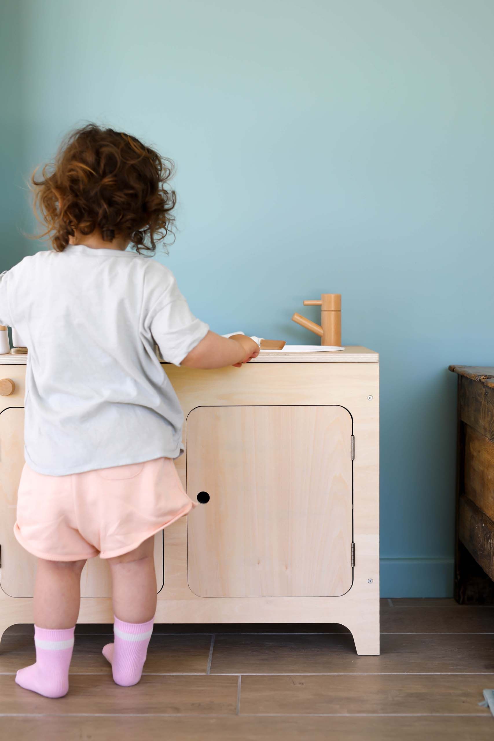enfant jouant à la dinette
