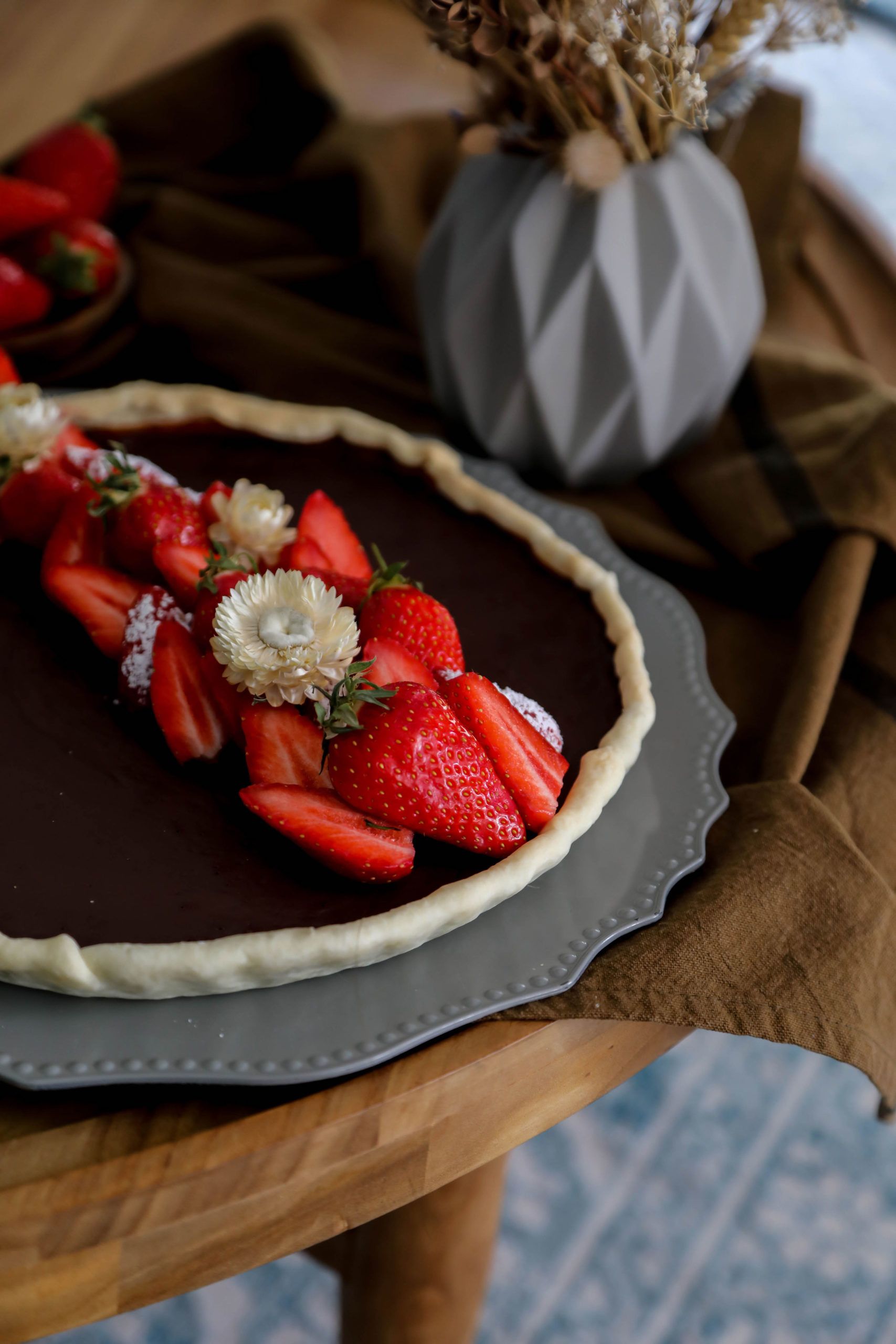 tarte chocolat et fraises de saison