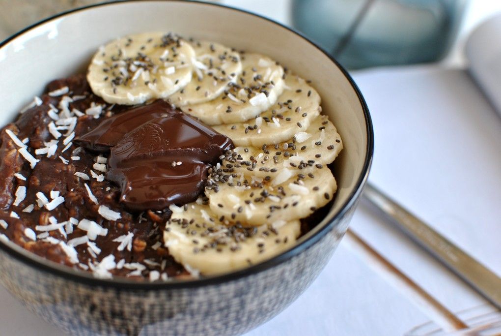 porridge crémeux au chocolat et à la banane pour un petit-déjeuner tout en douceur ! Recette à retrouver dans la rubrique food du blog le petit monde d'elodie porridge crémeux au chocolat et à la banane pour un petit-déjeuner tout en douceur ! Recette à retrouver dans la rubrique food du blog le petit monde d'elodie