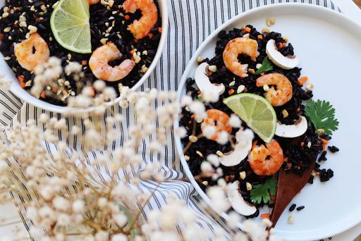 salade de riz noir aux crevettes et petits légumes food recette healthy par le petit monde d'elodie