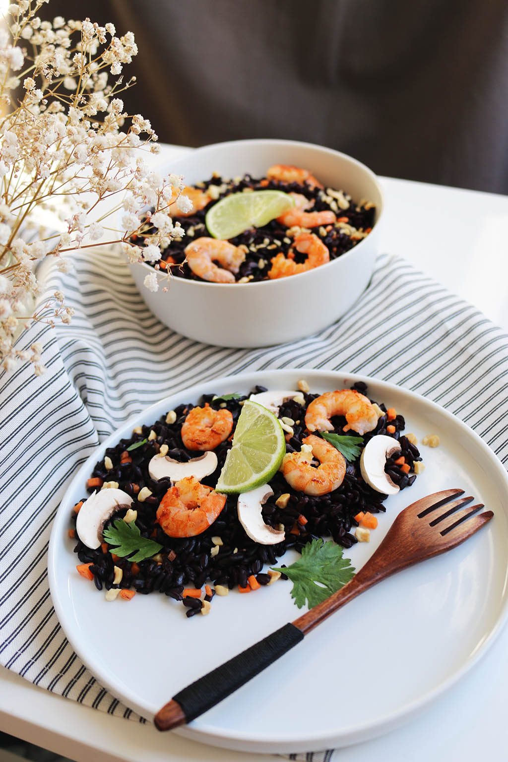 salade de riz noir aux crevettes et petits légumes food recette healthy par le petit monde d'elodie