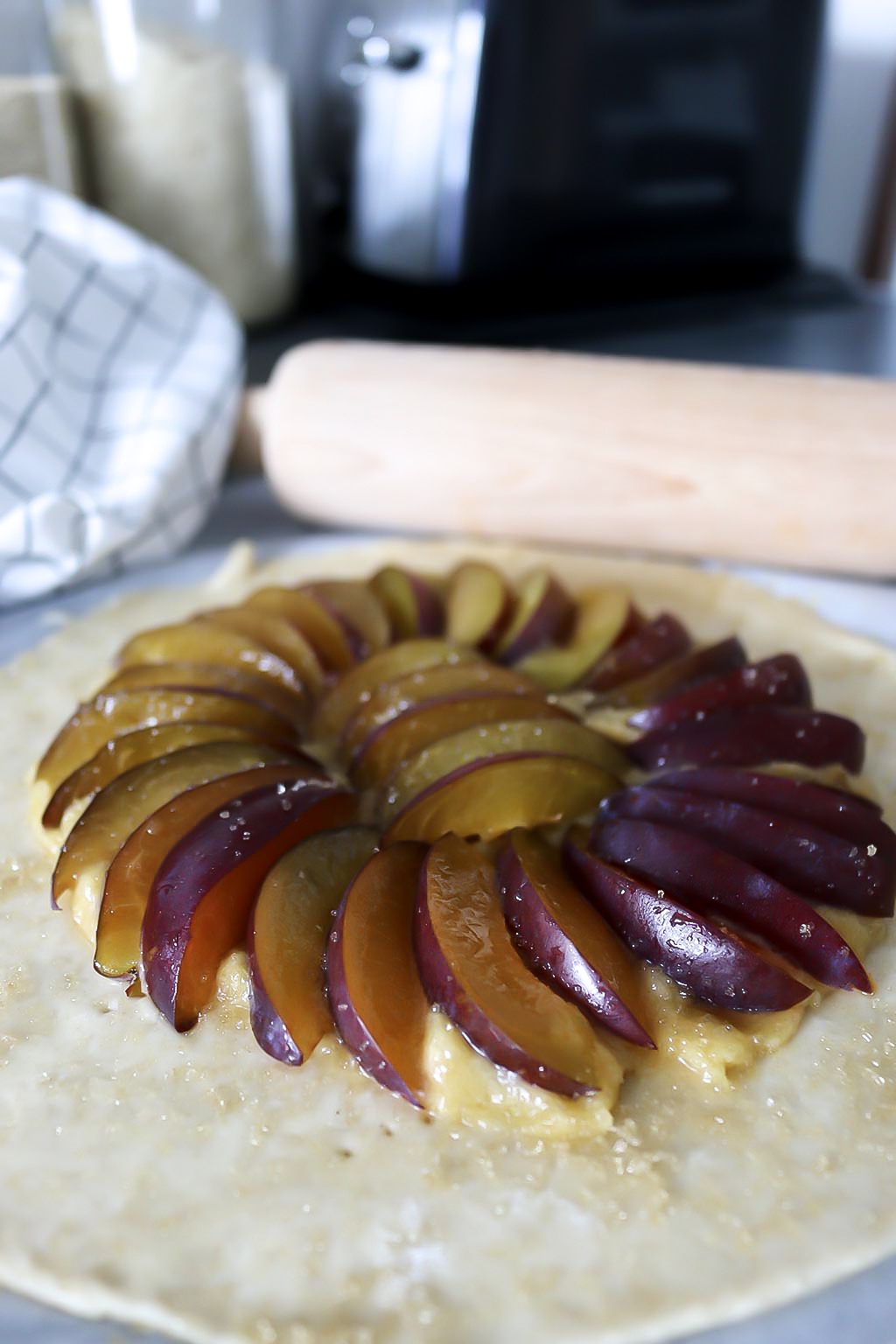 tarte rustique aux prunes et crème d'amande, recette vegan par le petit monde d'elodie