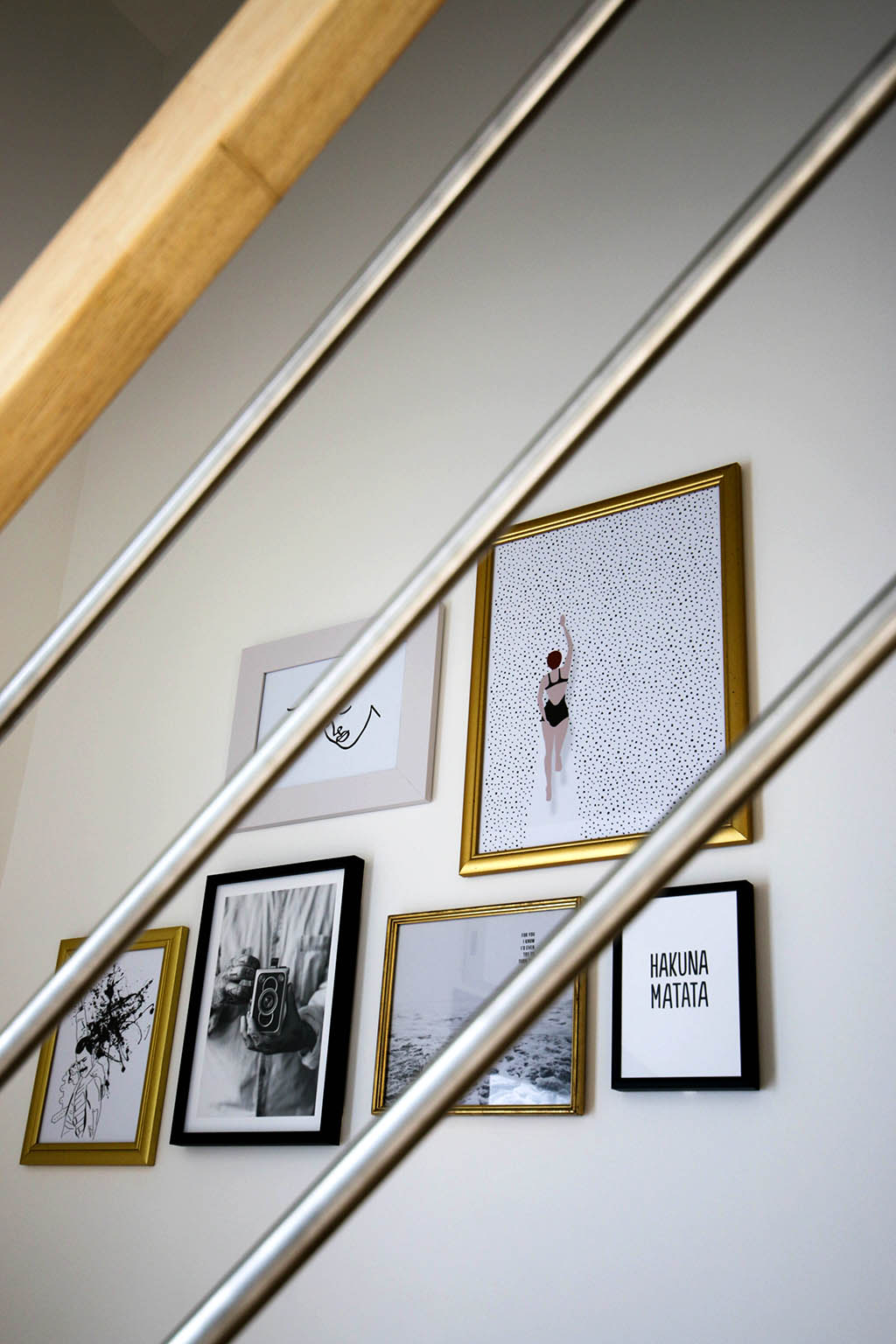 mur de cadres dans un escalier design